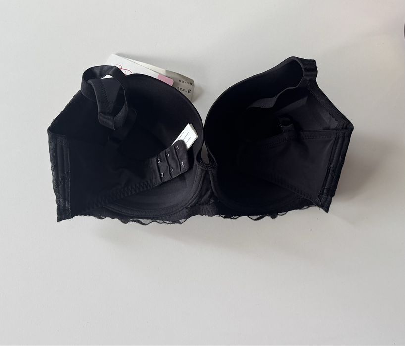 Nowy czarny biustonosz Triumph