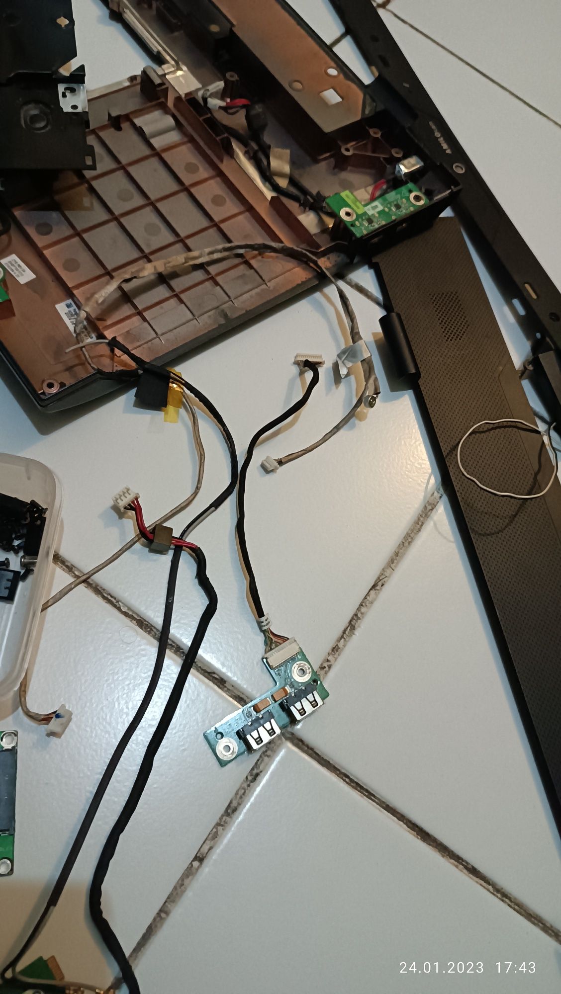 Laptop Fujitsu Siemens Amilo li 3910 części 3710