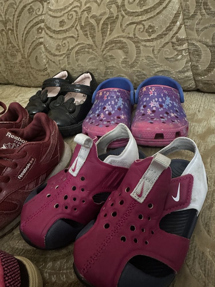 Взуття на дівчинку. Кросівки, босоніжки. Crocs, Nike, Adodas.