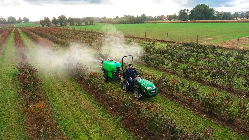 Najwęższy opryskiwacz sadowniczy do borówki z wałem szerokokątnym 600l