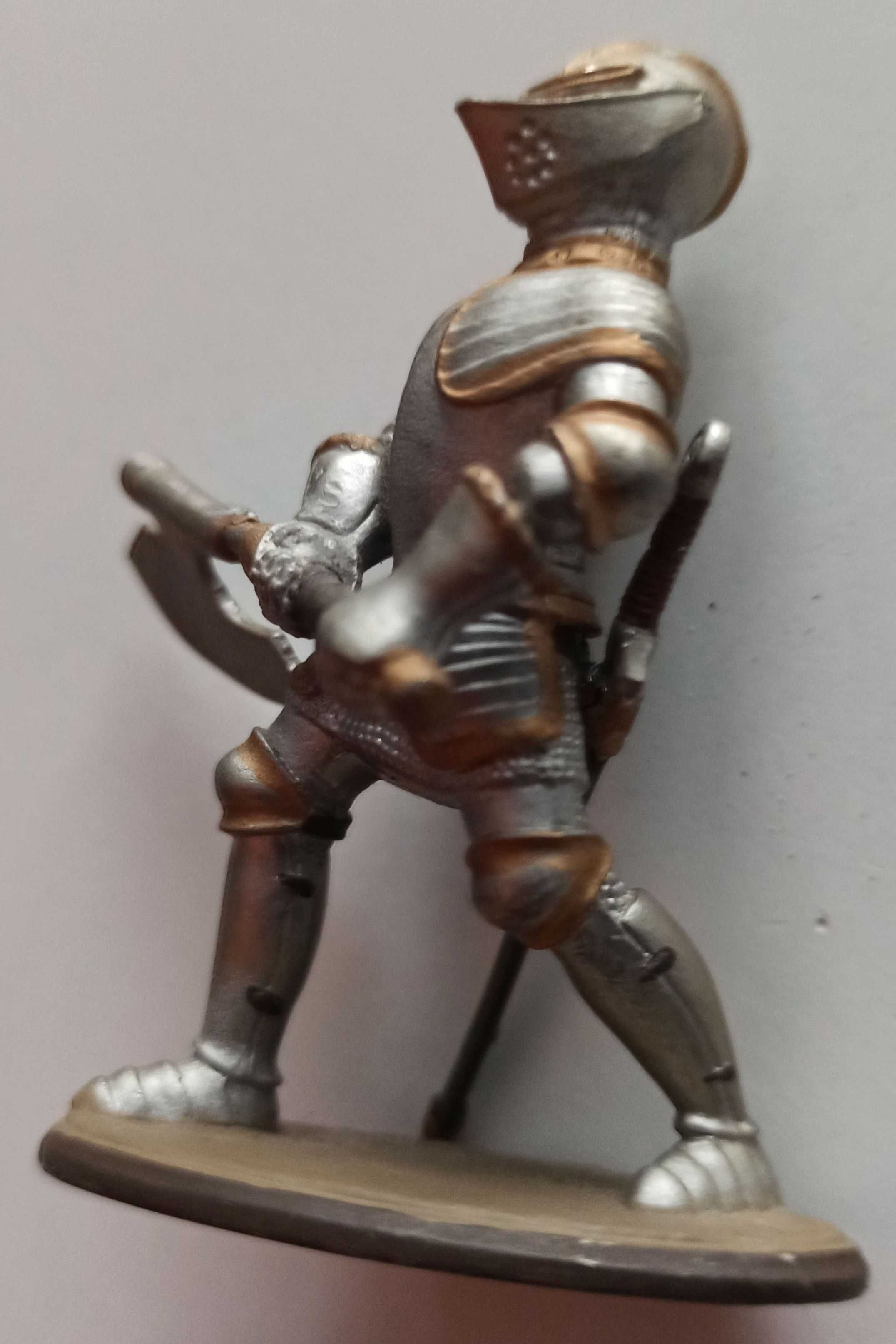 średniowieczny rycerz z toporem - metalowa figurka ruchome ręce