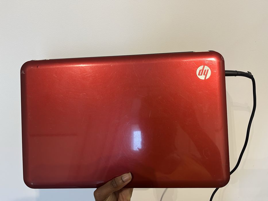 Czerwono-czarny laptop HP Pavilion G6 G z systemem Windows 10 Pro