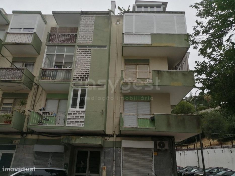 Loja junto da Avenida principal na freguesia do Dafundo