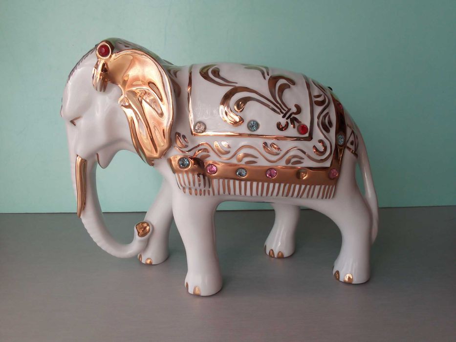 Elefante em porcelana, com pedrinhas de cores, usado