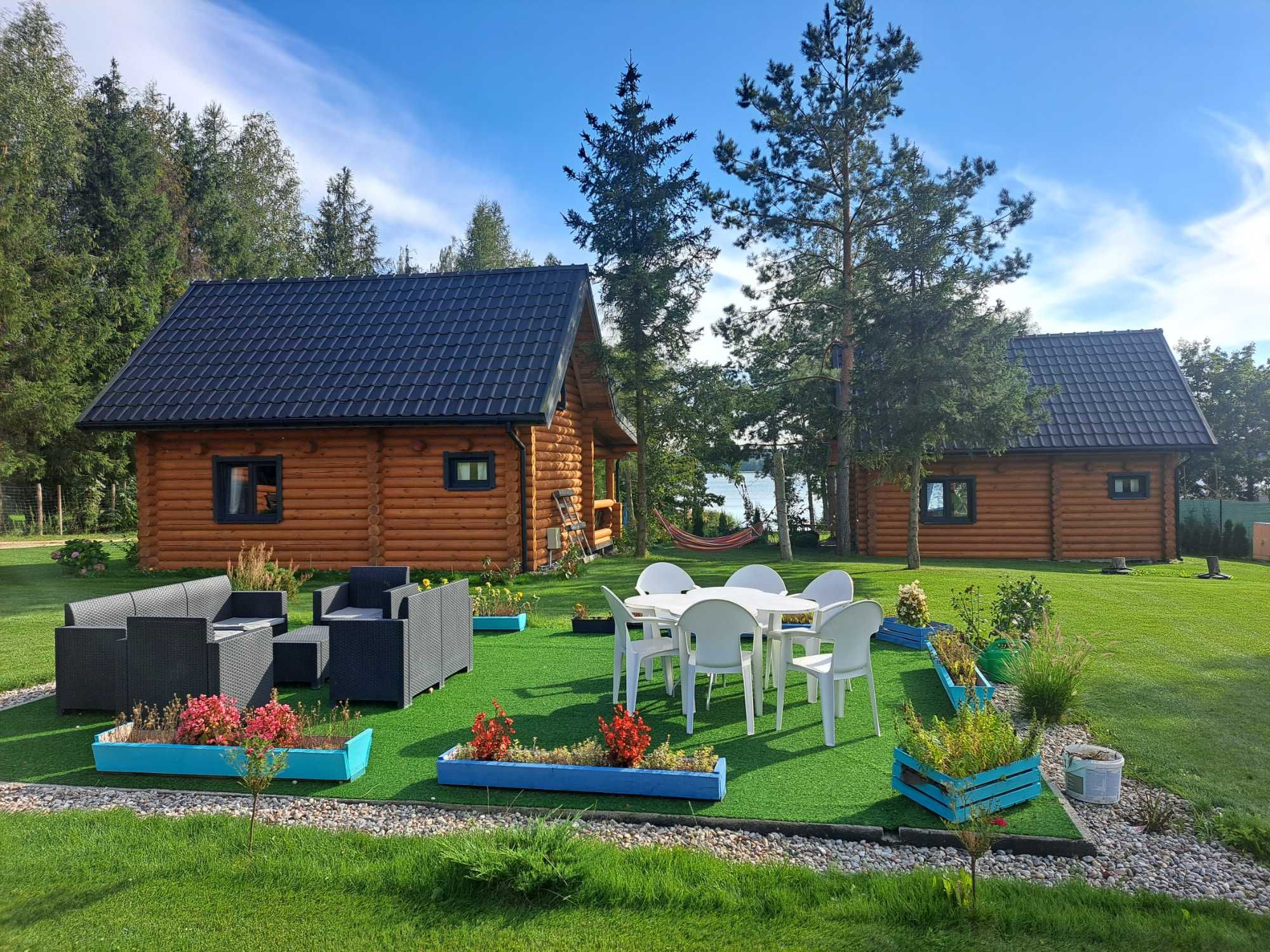 Domki nad jeziorem z własną linią brzegową.