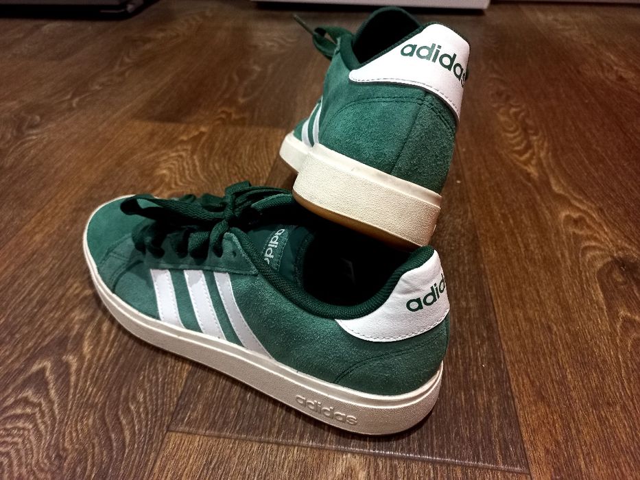 Новые кожаные кроссовки Adidas  42 размер