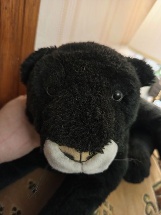 Чудова лежача іграшка - чорна Пантера на диван з густим хутром.