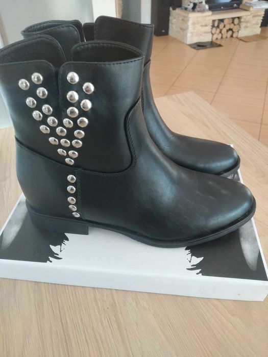 Super czarne botki w kolorze czarnym, rozmiar 40