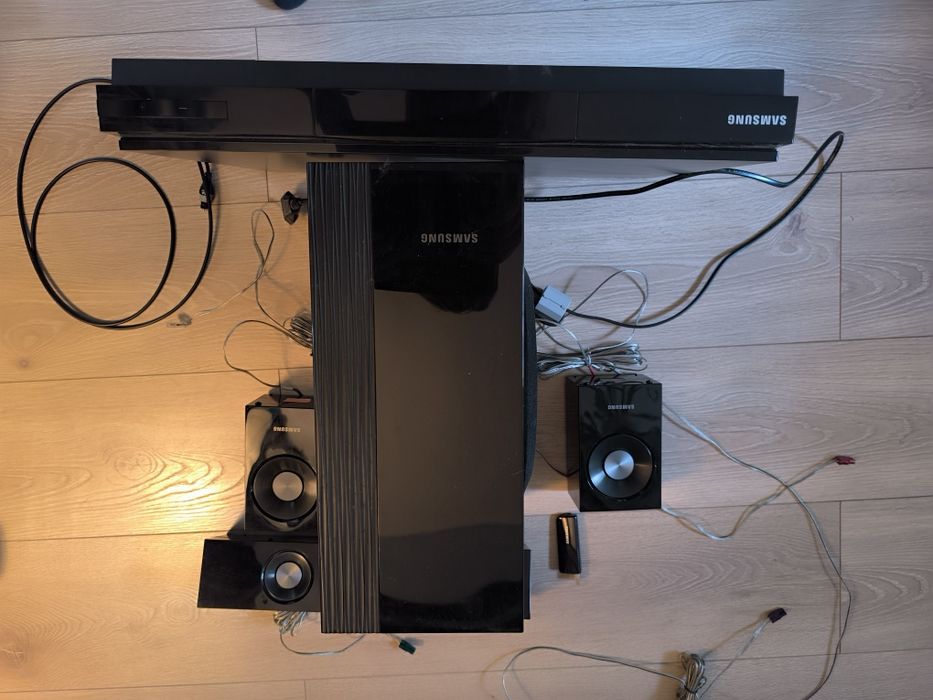 Zestaw kina domowego Samsung Blue Ray z subuferem i 3 głośnikami (brak