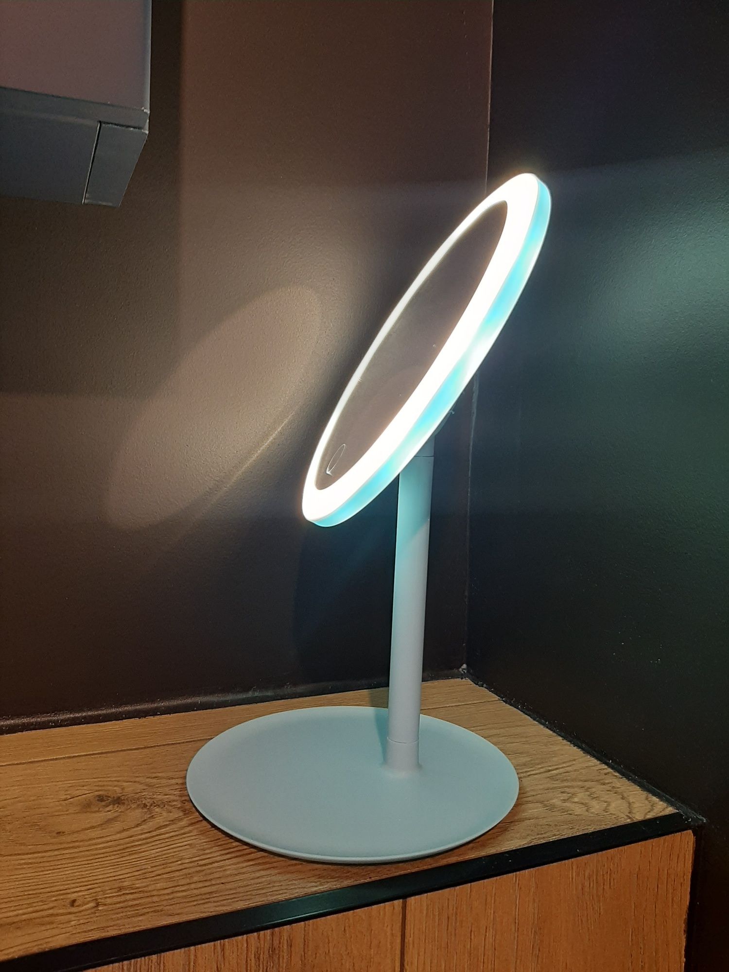 Lusterko stojace z LED blekitne