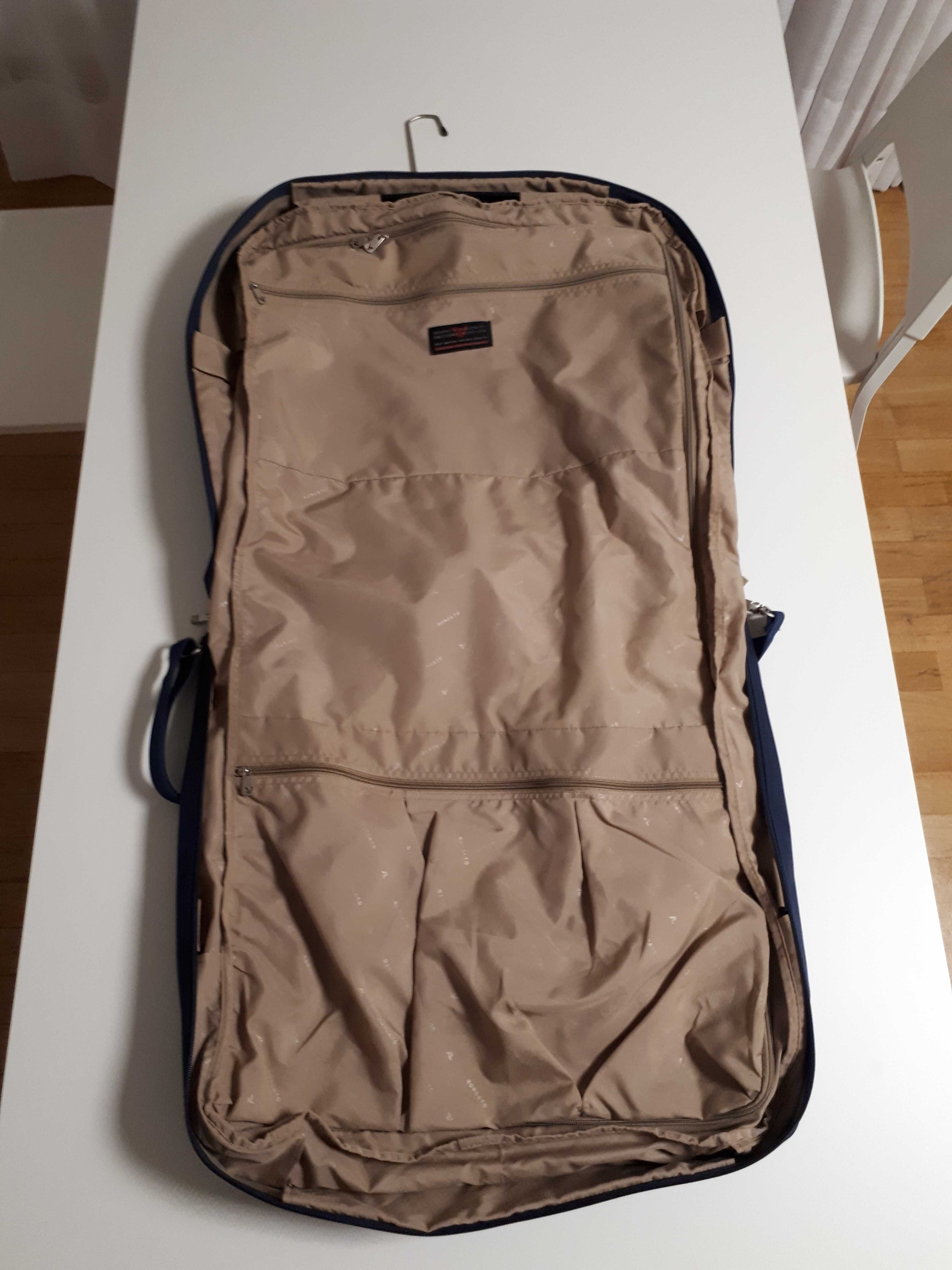 Porta Fatos marca Roncato. Ideal para fato completo, camisas e calçado