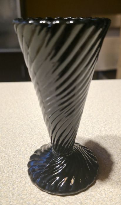 Wazonik Spirelli z Huty Ząbkowice bardzo ciemna śliwka