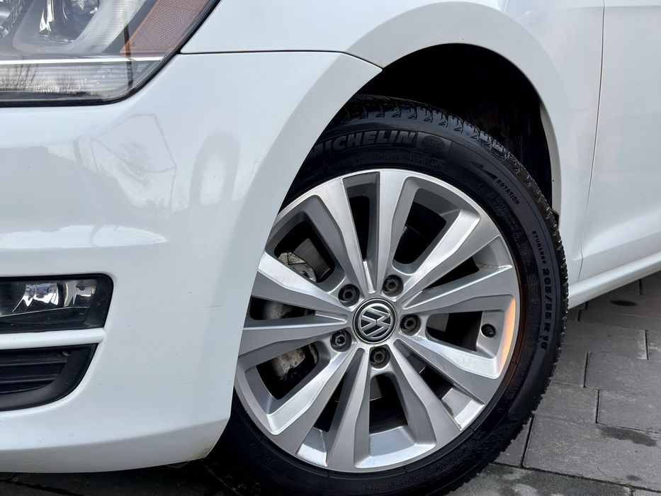 Volkswagen  Golf  2015 року.