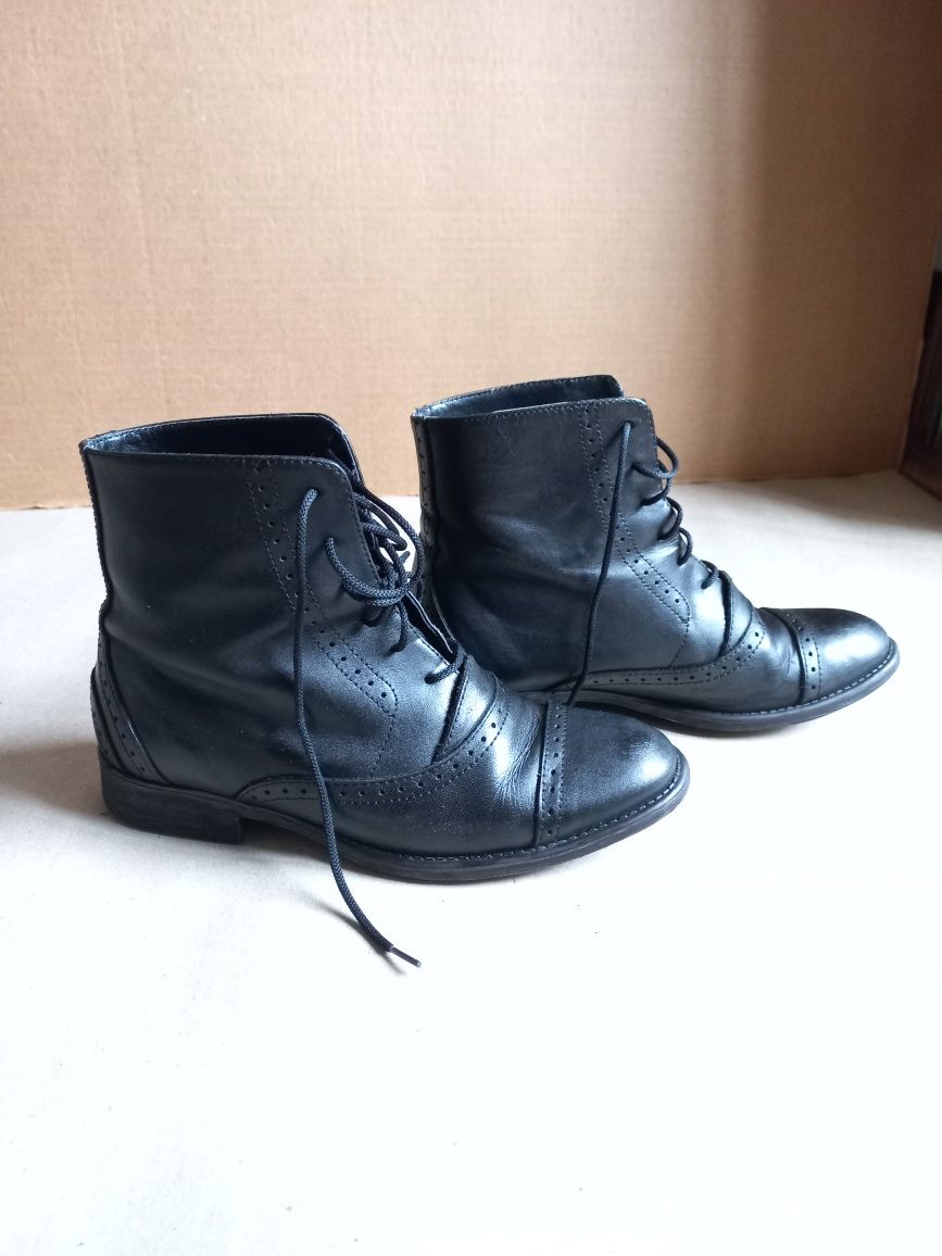 Botas de pele ZARA 36 com picotado