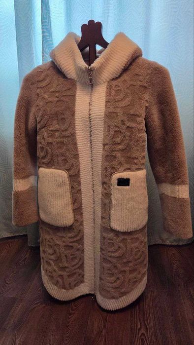 Оригінальна еко-шубка двостороння з капюшоном