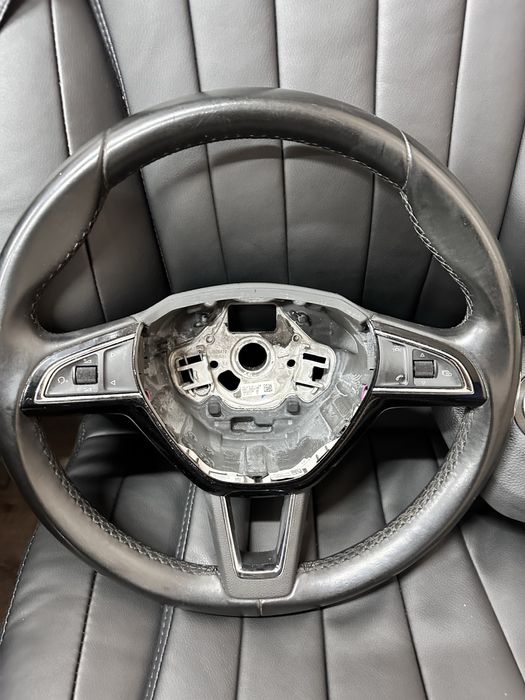 Кермо Skoda Octavia A7 3V0419091AR з кнопками, шкіряне, відмінний стан