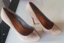 Sapatos de salto alto bege