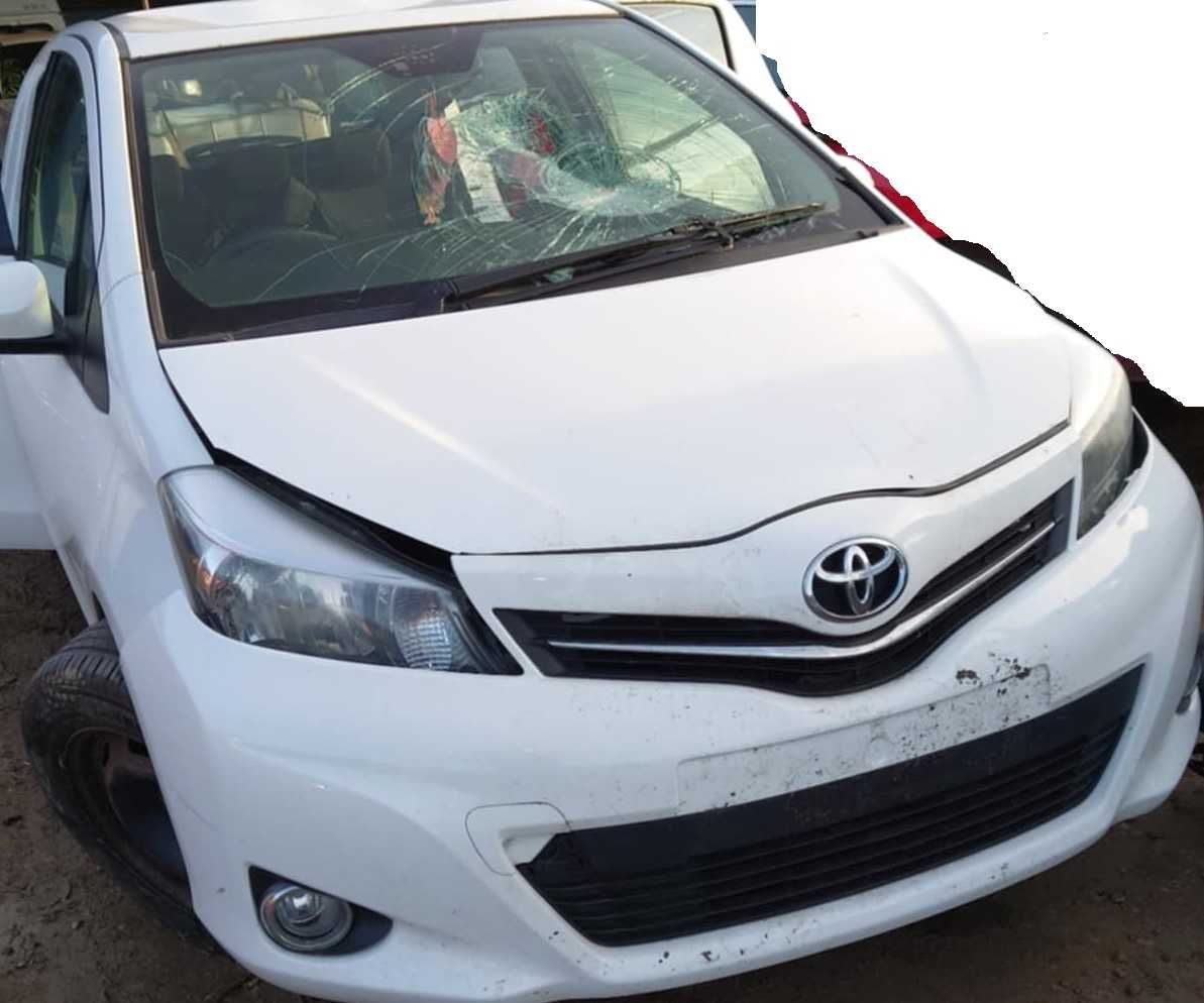 Toyota Yaris III 3 klapa tył zderzak tył  biały 040
