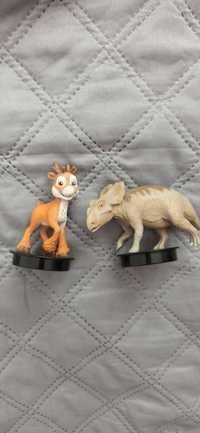 Figurki - dinozaur i mały jelonek na czarnych postumentach