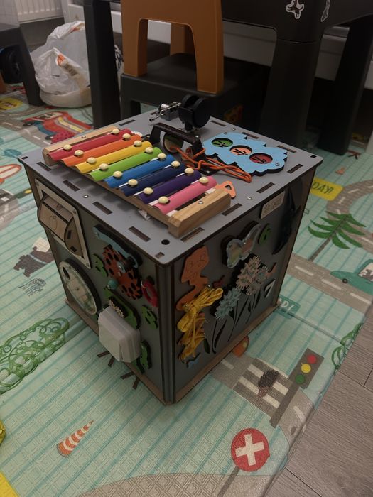 Бізікуб сірого кольору