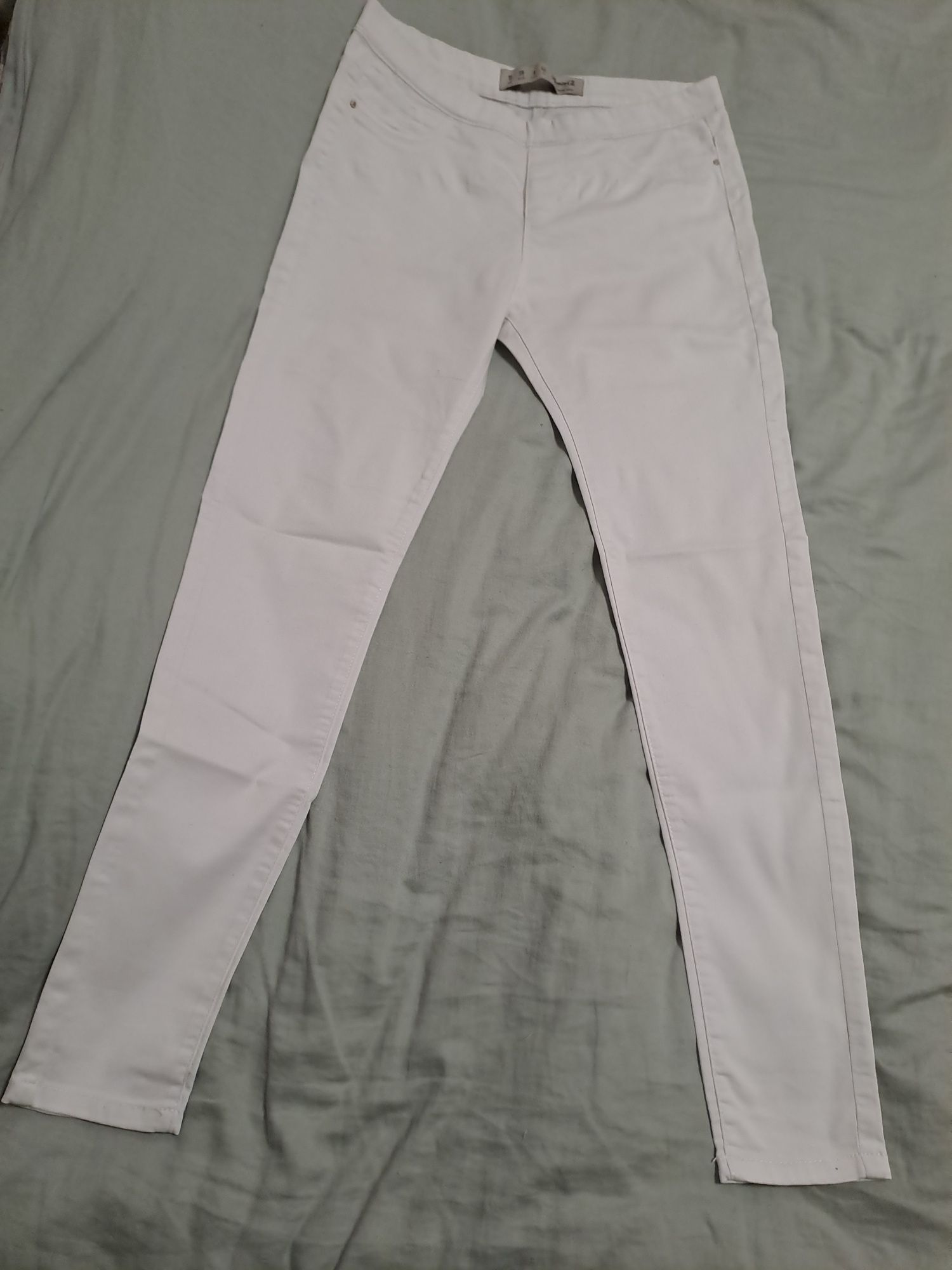 Biele spodnie skinny, rurki