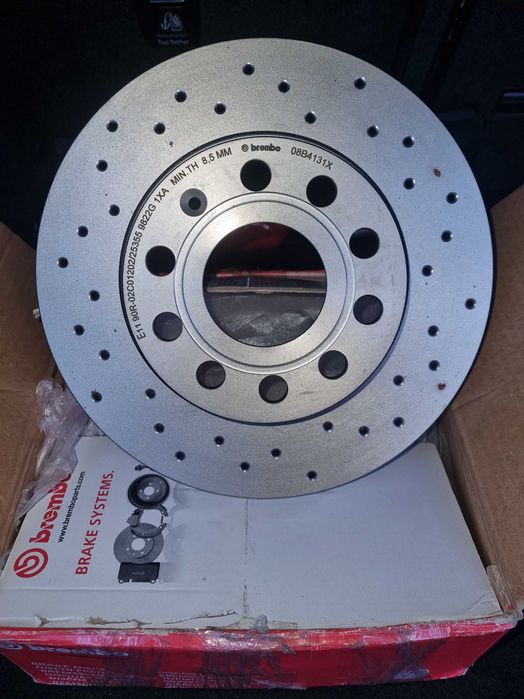 VW Golf 6 7 tylne perforowane tarcze hamulcowe Brembo Audi A1 A3 para