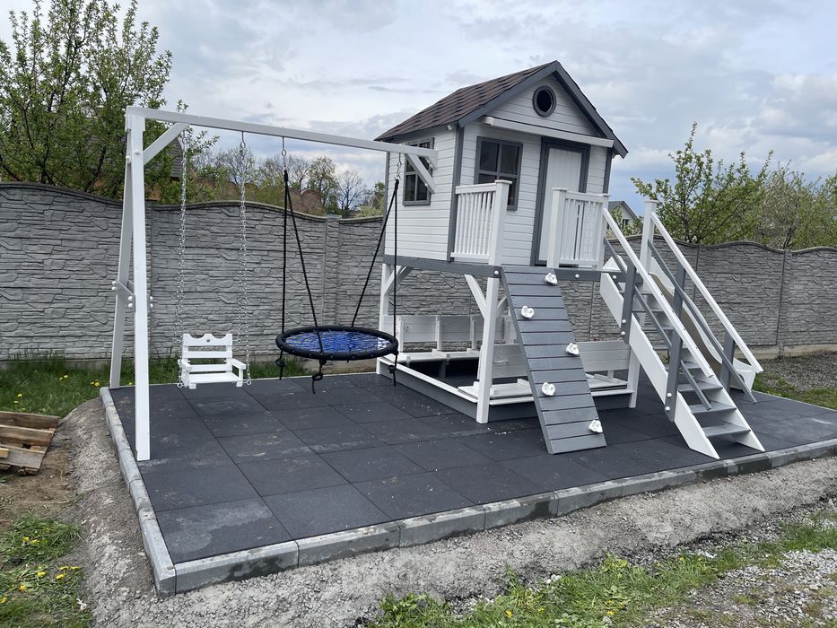 Будиночок дітям з дерева дитячий майданчик гірка гойдалка пісочниця