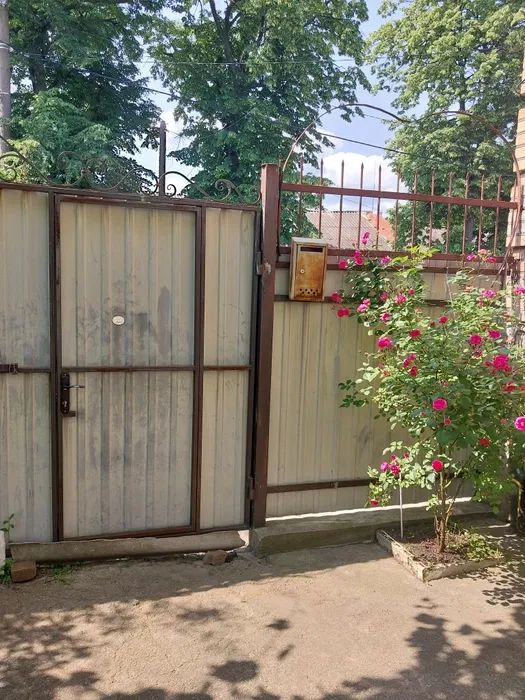 Продам добротний двоповерховий будинок в центрі!