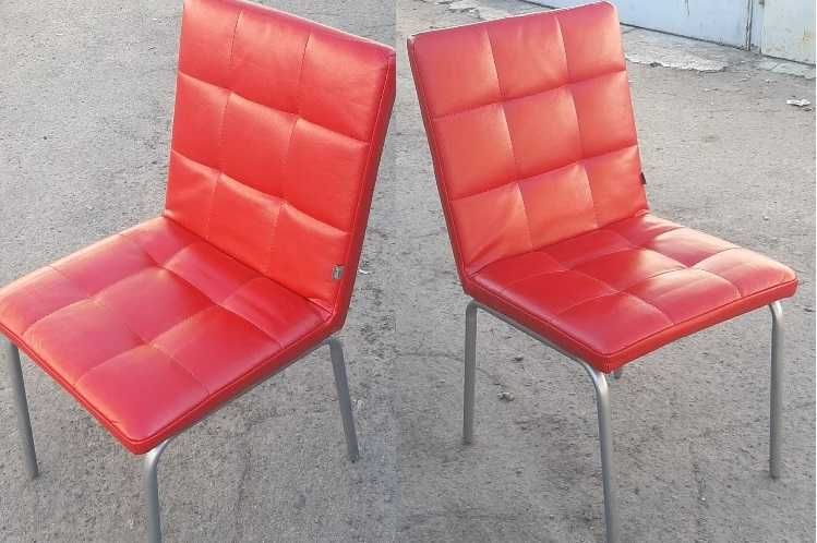 Красные мягкие стулья из кожзама – 1300 грн.
