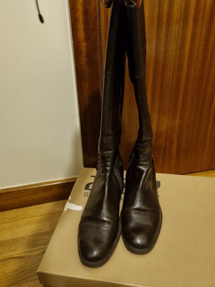 Botas em Pele Castanho