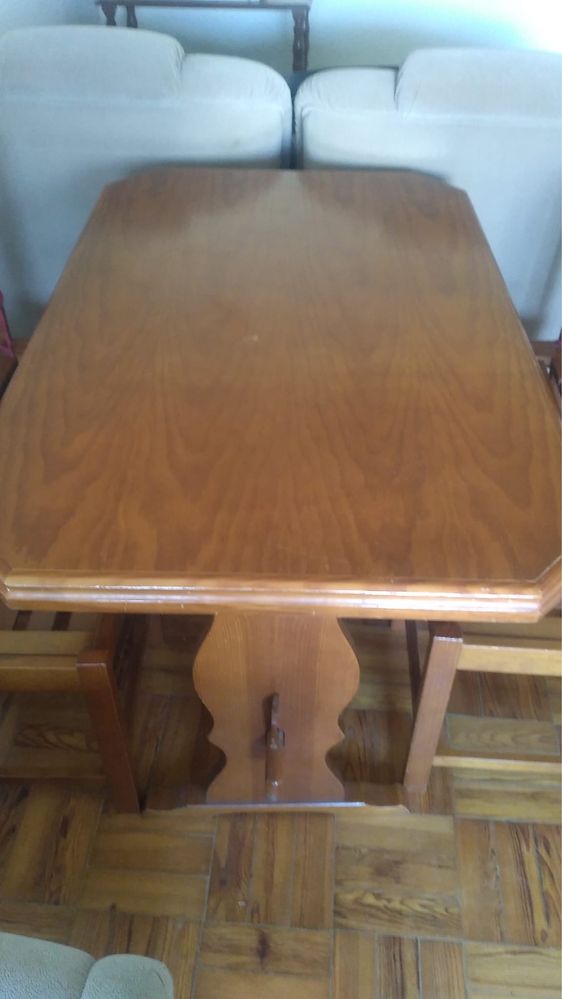 Mesa com 4 cadeiras de madeira