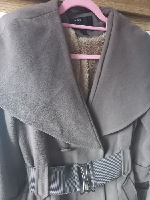 Damski płaszcz z wełnianymi rękawami.