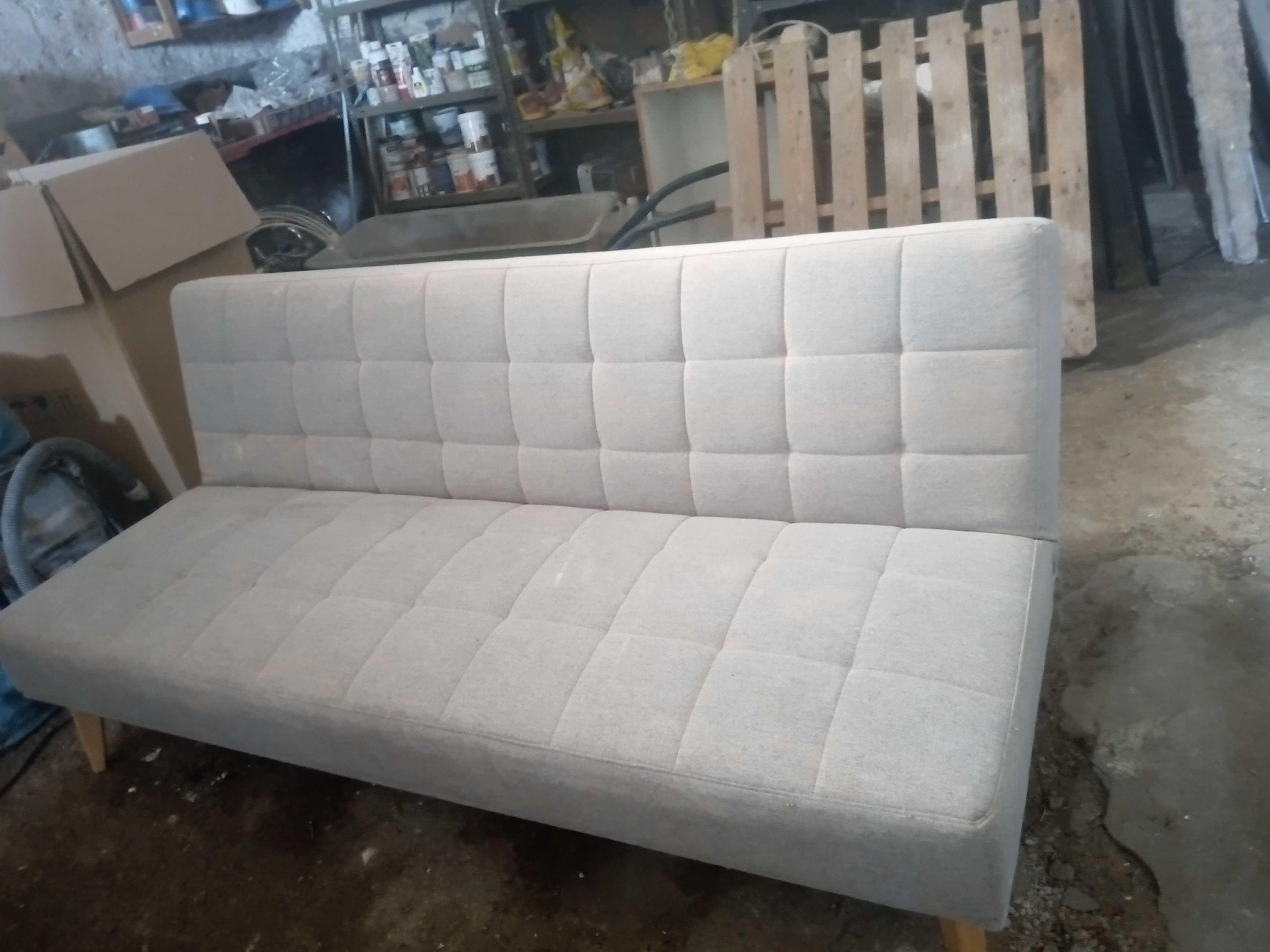 Sofa de tres lugares Novo