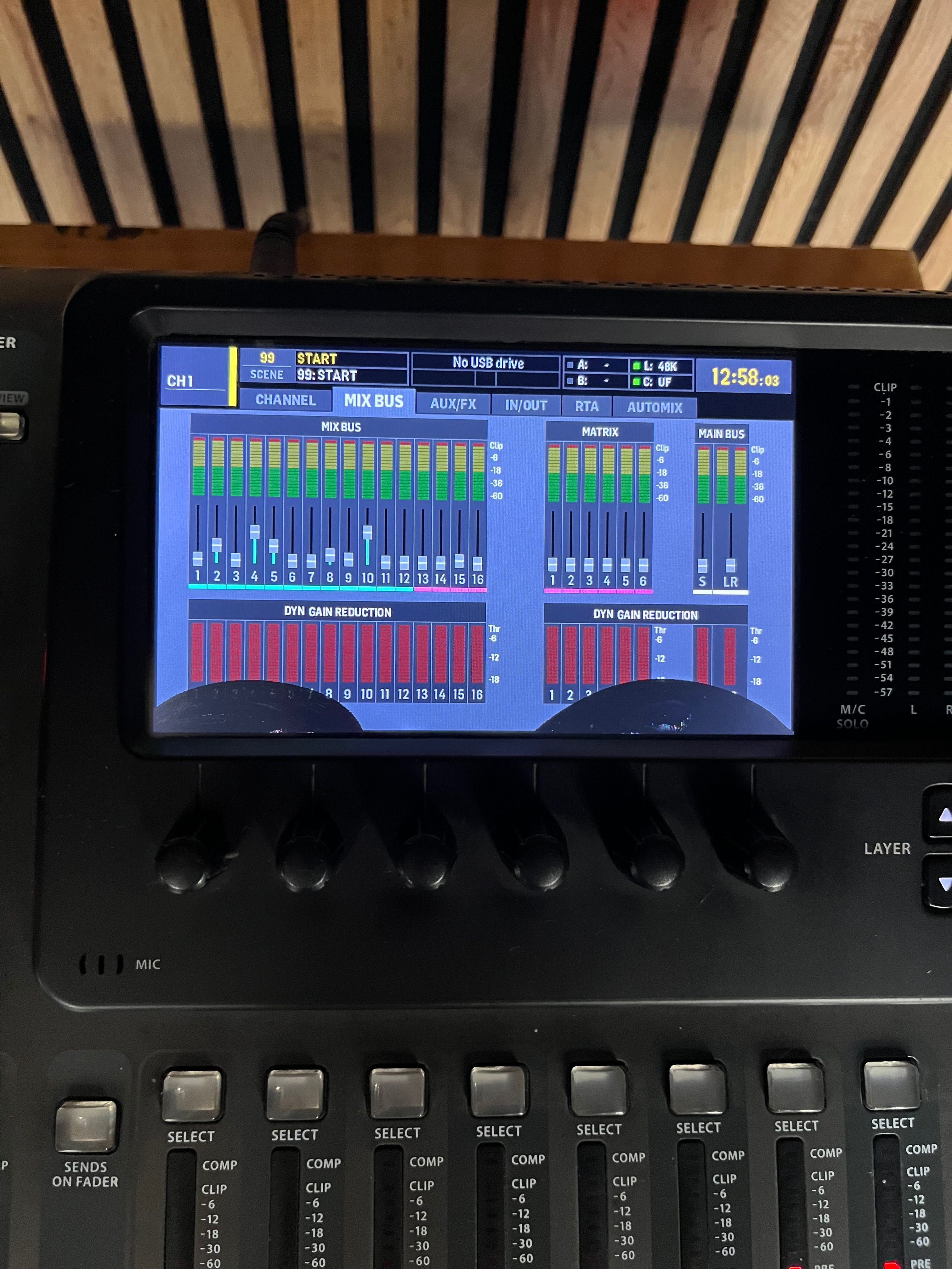 Stół Mikserski Behringer x32