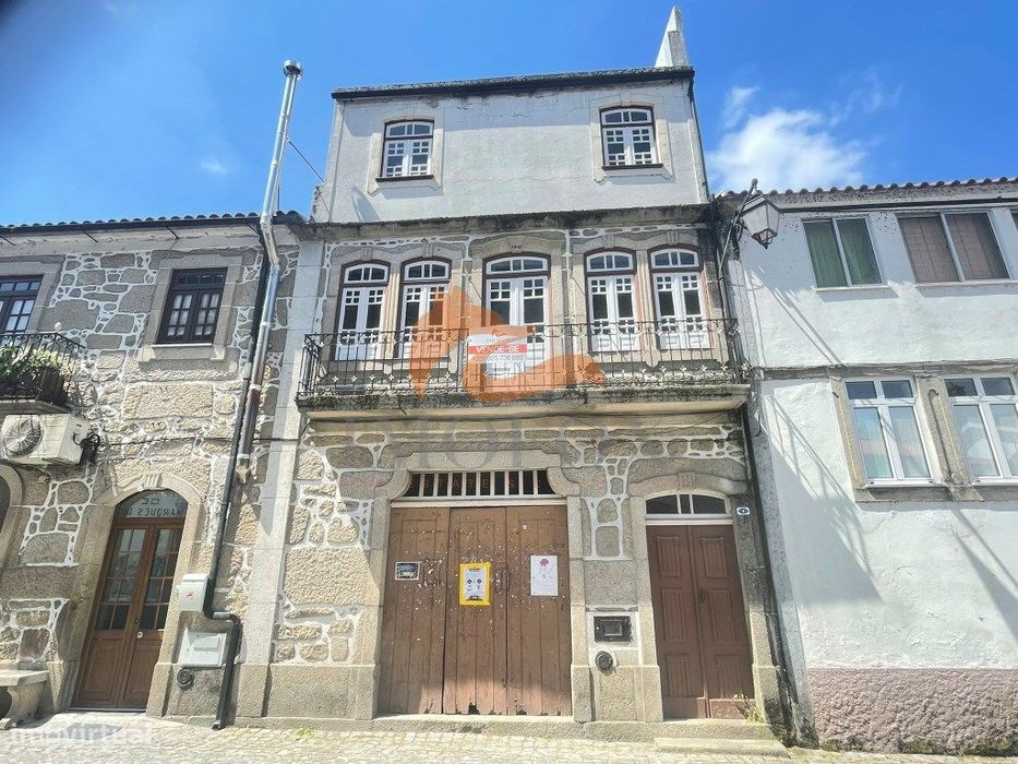 Moradia com 4 quartos e garagem no centro da vila de Avô (Oliveira ...