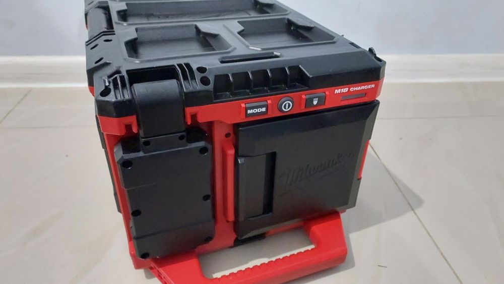 Ліхтар акамуляторний Milwaukee Packout M18 POALC