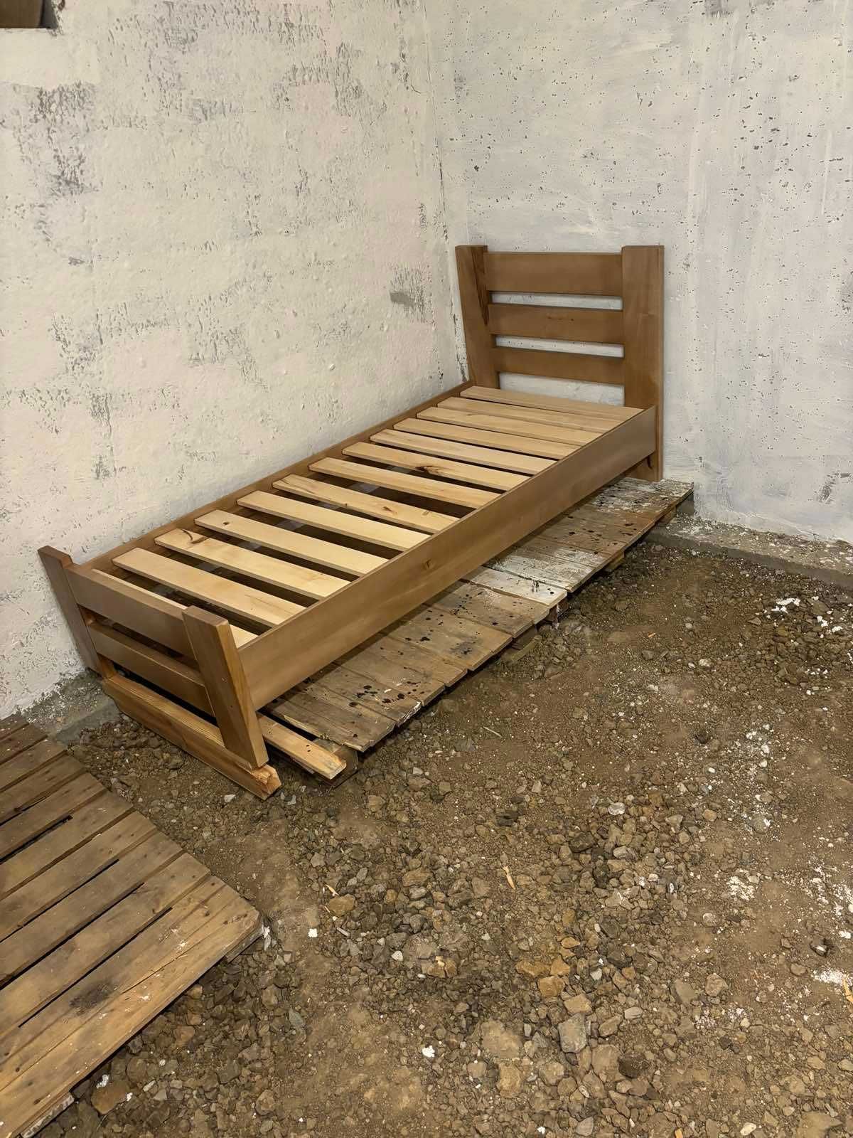 Кровать односпальна з деревини