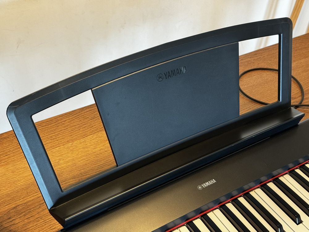 Yamaha NP-31 Piano Digital 76 Teclas com Pedal de Sustain