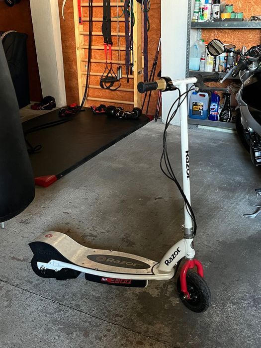 Hulajnoga elektryczna Razor e200