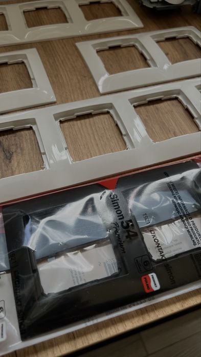 Osprzęt Simon 54 Premium Gniazdo + przycisk + ramka biały