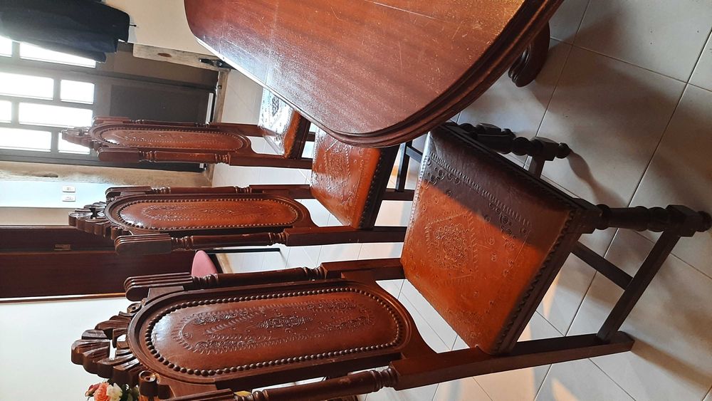 Conjunto mesa com 8 cadeiras medievais
