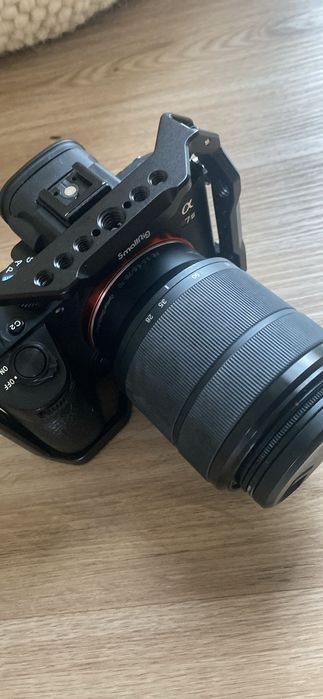 Câmara mirrorless Sony a7iii + Sony 28-70 FE 2.8/5.6 + cage smallrig