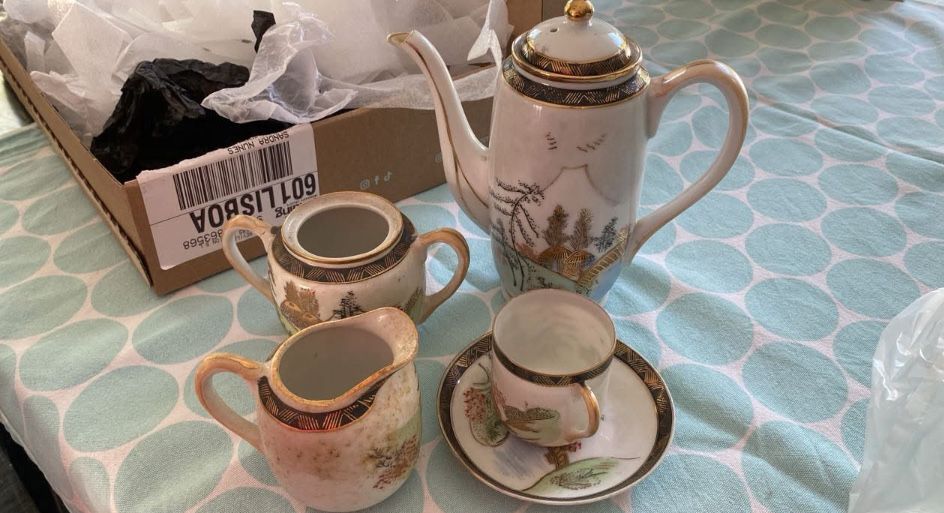 Conjunto de 6 chávenas e pires em porcelana “casca de ovo”