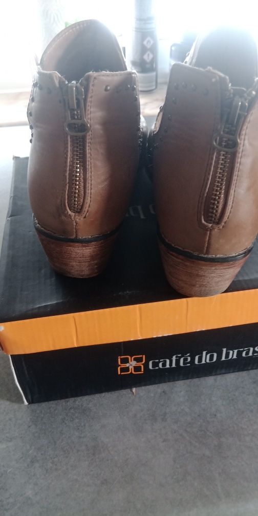 Botins camel com fecho