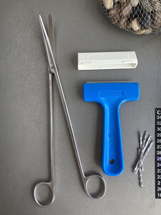 Tesoura aquário e raspador