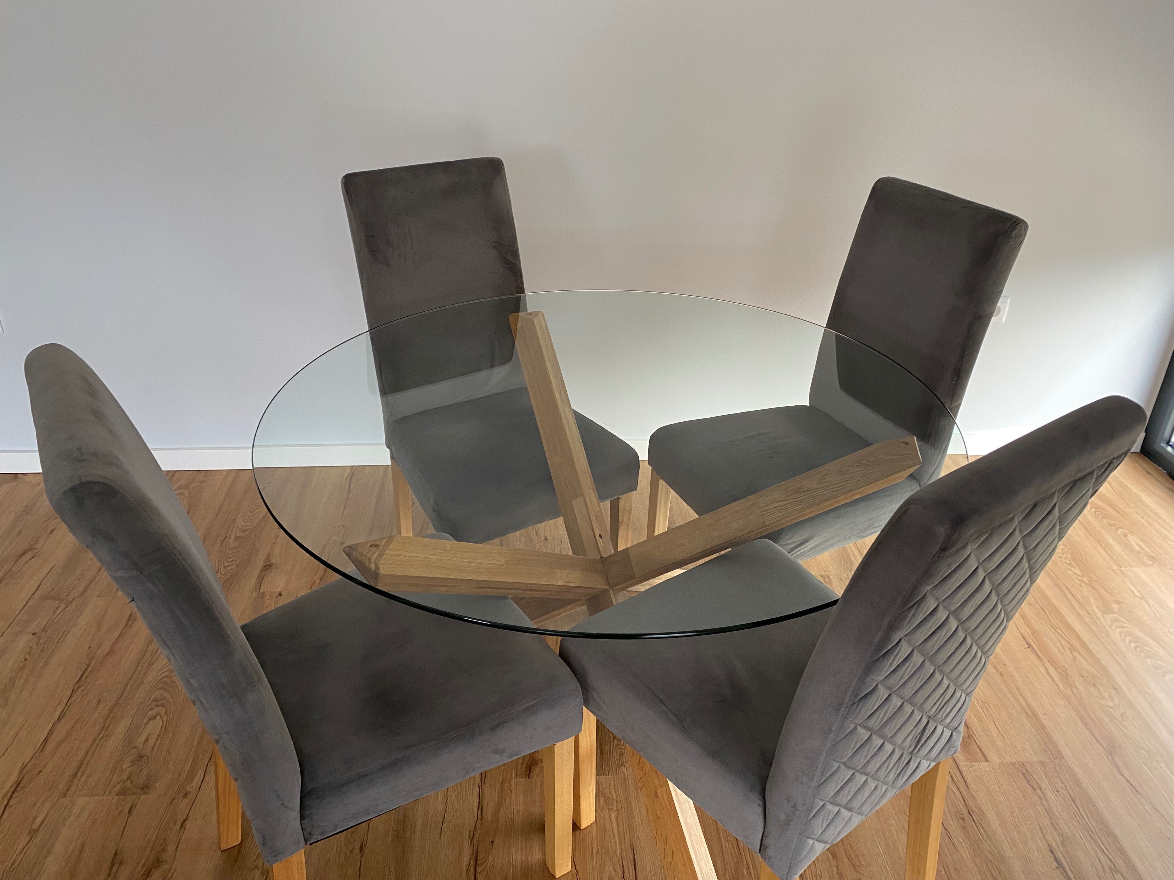 Mesa de jantar com cadeira