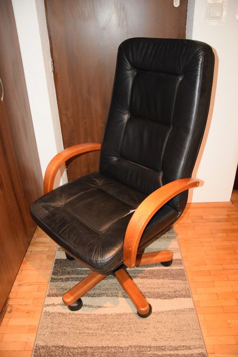 Fotel biurowy czarny na kółkach skóra/drewno