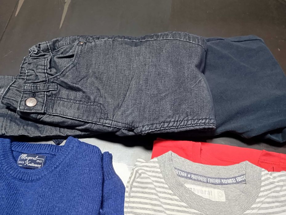 Lote de roupa de criança dos 4/6 anos