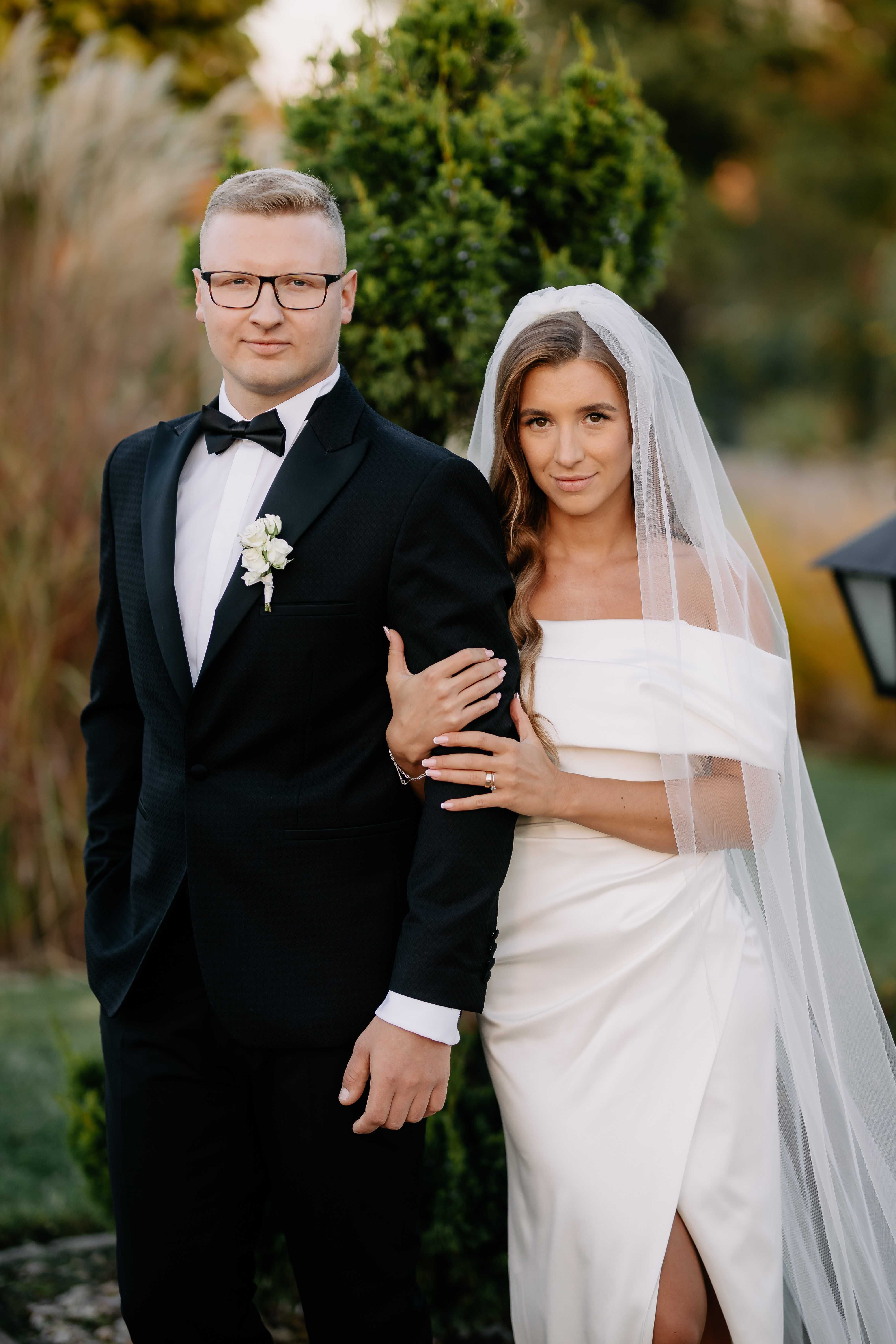 Klasyczna suknia ślubna gładka elegancka z trenem