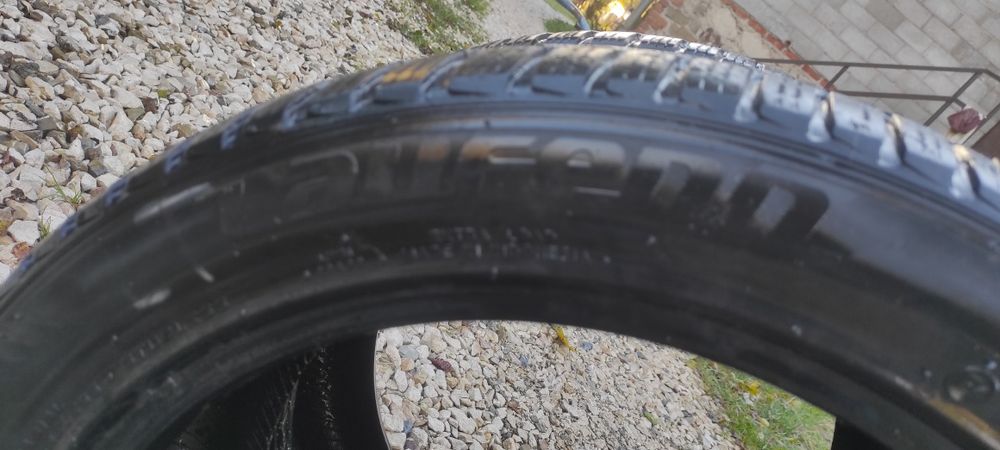Opony zimowe Laufenn 235/45 17